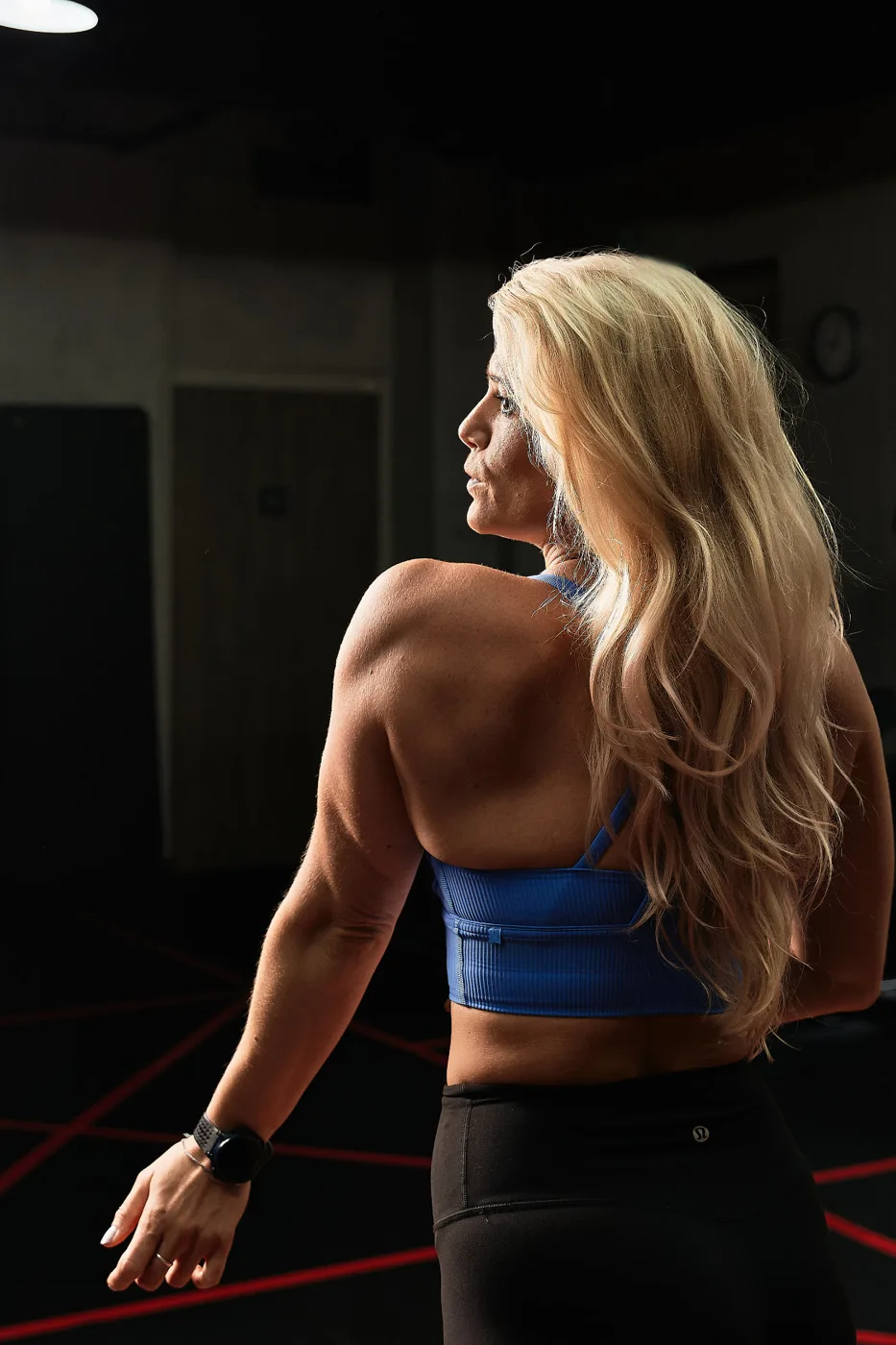 Woman with strong back and shoulders training in the gym