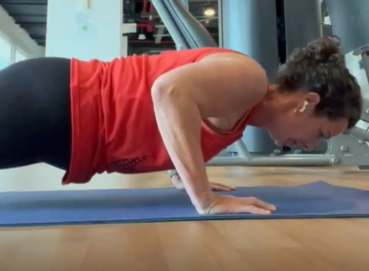 Client pressing out eccentric push ups in the gym